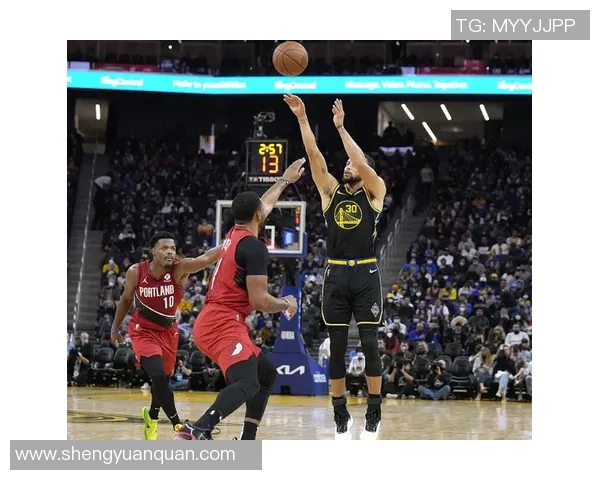 这一下没必要！迪文岑佐快攻推开里夫斯 被吹进攻犯规